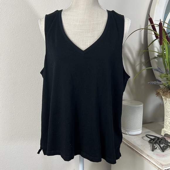 7 Old Navy XL Black or White Sleeveless Tops - Picture 7 of 16